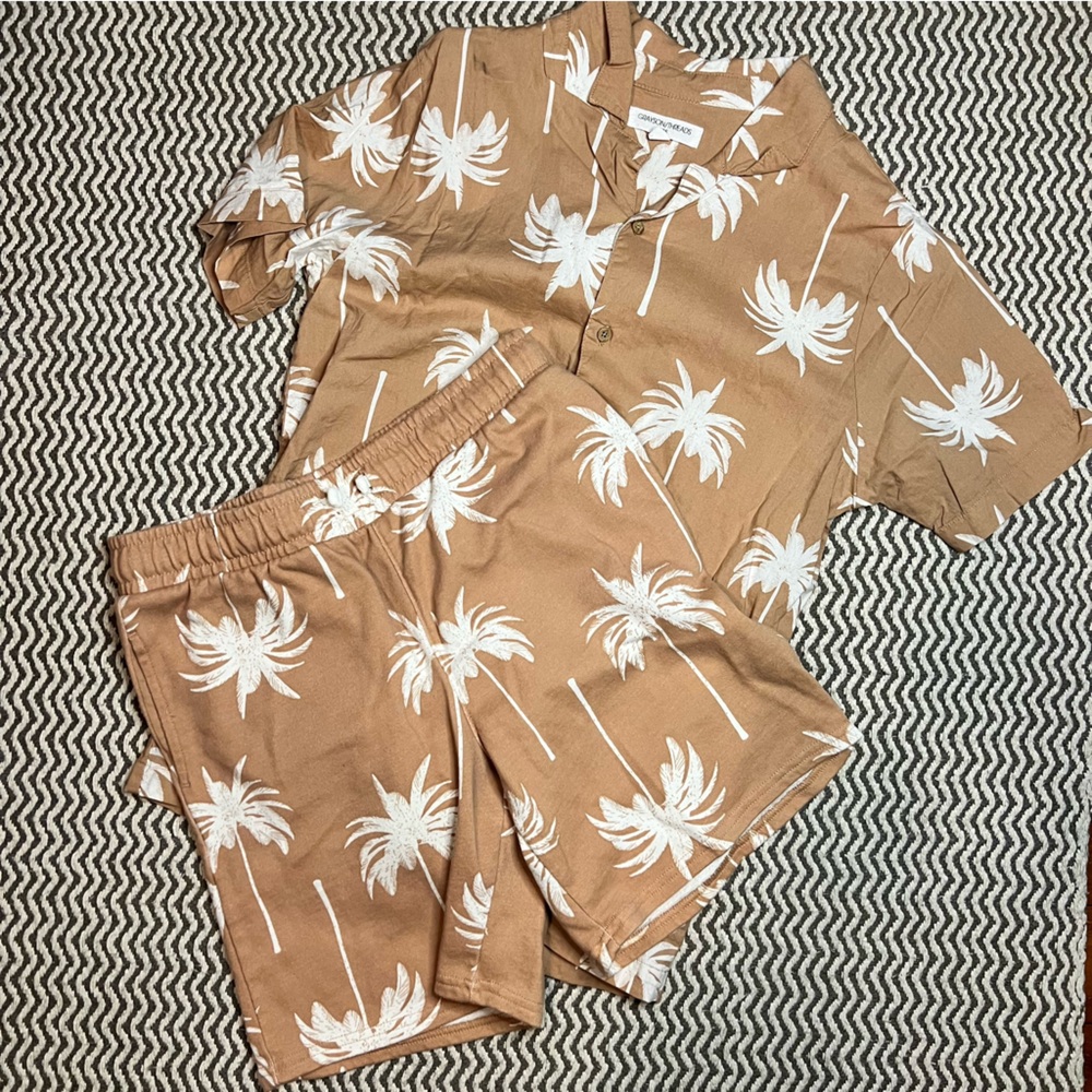 Kids Grayson Threads Tan and White Palm Print Set
